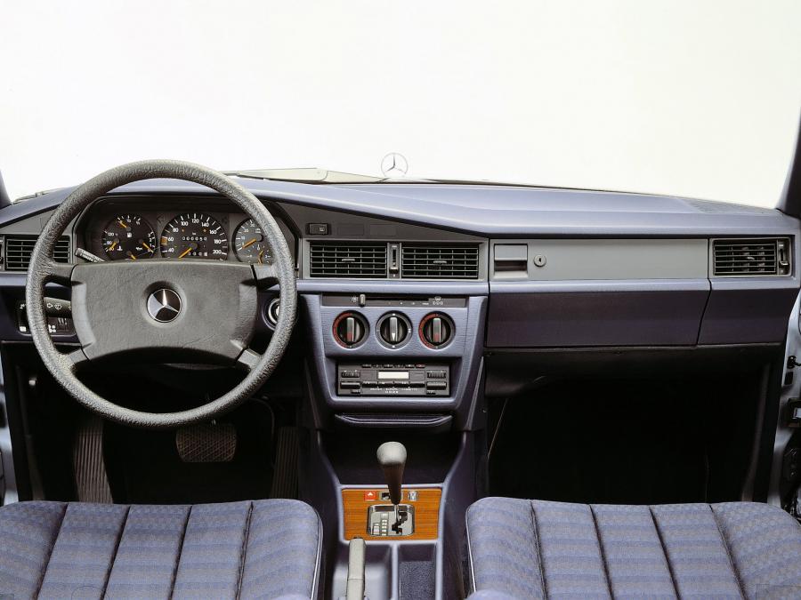 Mercedes-Benz 190 E 1988 года  (фото 8 из 11)